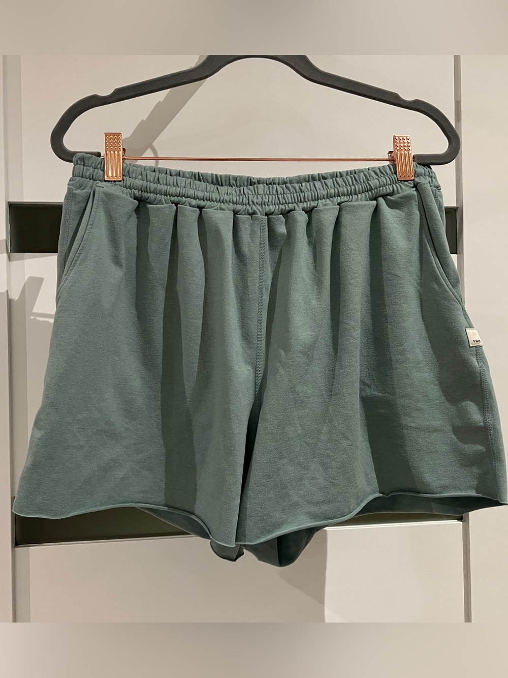 Vuori Boyfriend Short Faded Sage Minty Green Heather Medium